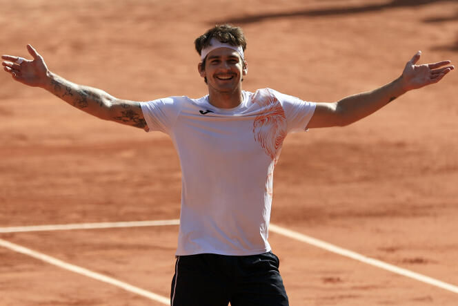 El brasileño Thiago Seyboth Wild tras su victoria sobre el ruso Daniil Medvedev en la primera ronda del abierto de tenis de Roland Garros en París el 30 de mayo de 2023.  