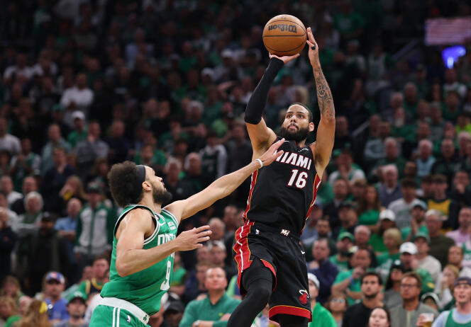 El jugador del Miami Heat, Caleb Martin, despega para anotar uno de sus 26 puntos contra los Celtics en Boston el 29 de mayo de 2023.