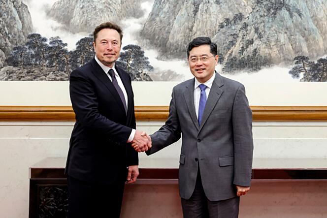 Il presidente di Tesla Elon Musk e il ministro degli Esteri cinese Chen Gang a Pechino il 30 maggio 2023. 
