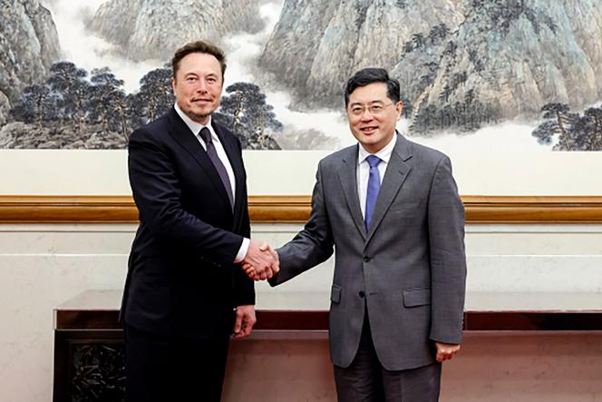 Il presidente di Tesla Elon Musk e il ministro degli Esteri cinese Chen Gang a Pechino il 30 maggio 2023. 