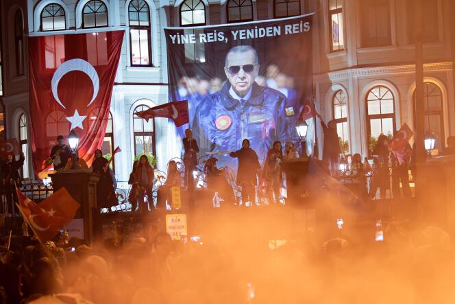 Les partisans du président turc Recep Tayyip Erdogan célèbrent sa victoire aux élections présidentielles, à Istanbul, le 28 mai 2023.
