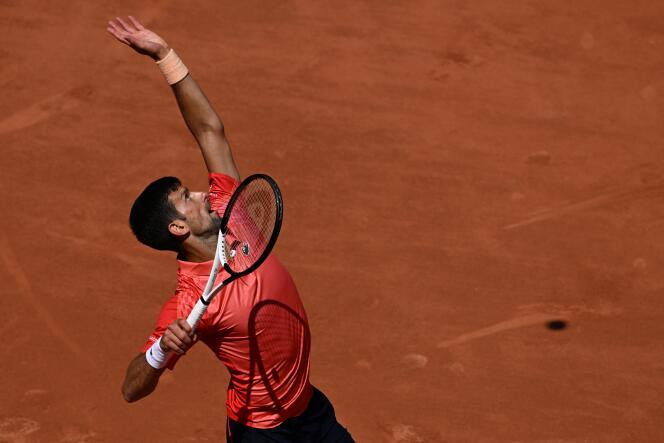 Le Serbe Novak Djokovic sert l’Américain Aleksandar Kovacevic lors de leur match de simple masculin, le deuxième jour de l’Open de tennis de Roland-Garros, sur le court Philippe-Chatrier à Paris, le 29 mai 2023. 