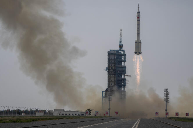 El lanzamiento del cohete chino como parte de la misión Shenzhou-16, el 30 de mayo de 2023, desde la plataforma de lanzamiento de Jiuquan en el desierto de Gobi.