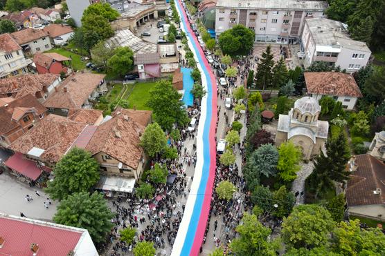 Los manifestantes desplegaron una gigantesca bandera serbia de más de 200 metros de largo, entre el centro de la ciudad y los alrededores del ayuntamiento de Zvecan en Kosovo, el miércoles 31 de mayo de 2023.
