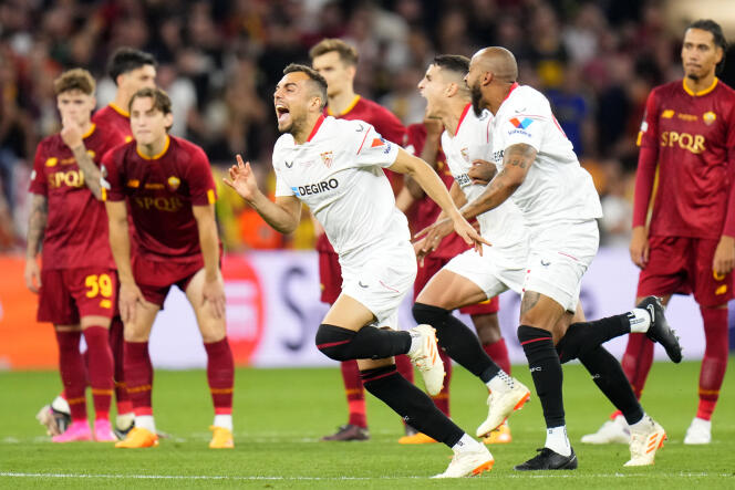 Los jugadores del Sevilla FC celebran su victoria sobre la AS Roma en la final de la Europa League el 31 de mayo de 2023 en Budapest.