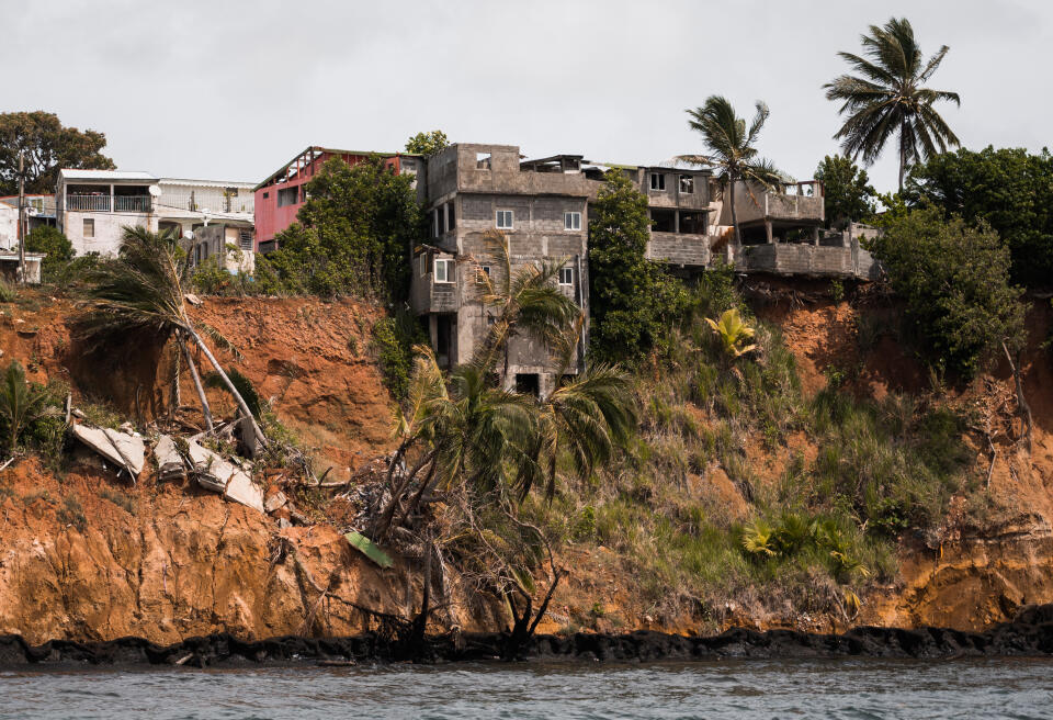 Petit Bourg, Guadeloupe, 12-05-2023. La falaise de Petit Bourg vue de la mer. Côte rongée par l'érosion, les habitations en danger sur la falaise, certaines tombent à la mer. Les habitants sont délogés et relogés.