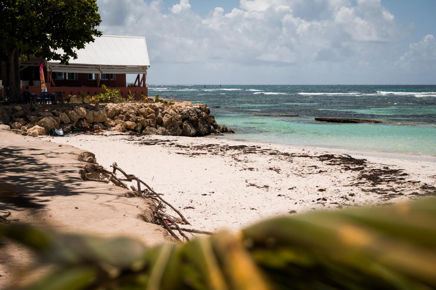 cinq morts dans l’avion porté disparu retrouvé au large des îles des Saintes
