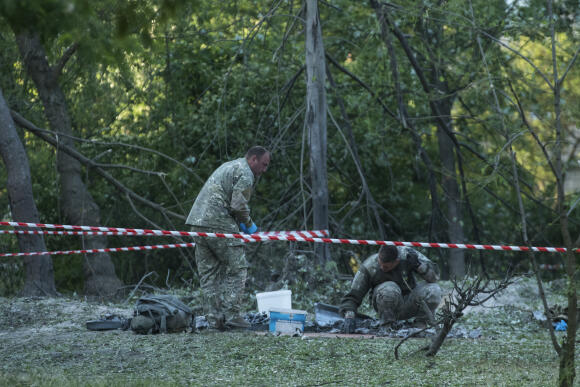 Des policiers inspectent le site d’une attaque russe à Kiev, en Ukraine, le jeudi 1er juin 2023.