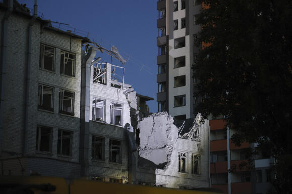 Un bâtiment endommagé par un drone qui a été abattu lors d’une attaque nocturne russe, à Kiev, en Ukraine, le jeudi 1er juin 2023.