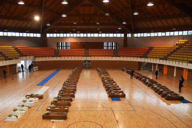 Les cercueils dehibitions du naufrage du «Summer Love» entreposés au Palasport de Crotone, in Calabre (Italia), le 28 février 2023.