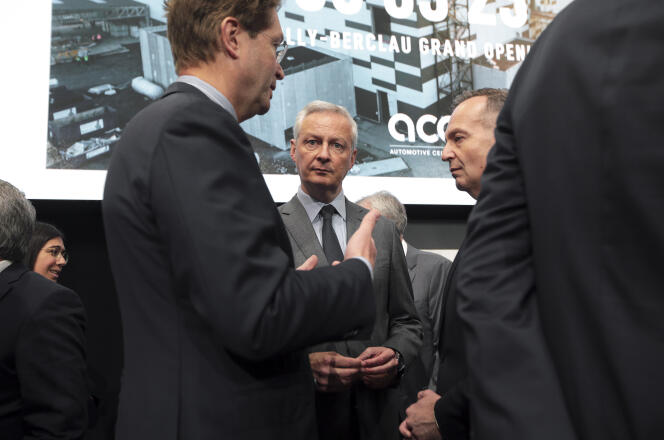 Ola Kallenius, CEO de Mercedès-Benz, Bruno Le Maire, Ministro de Economía de Francia, y Volker Wissing, Ministro de Transportes de Alemania, en Douvrin (Pas-de-Calais), el 30 de mayo de 2023.