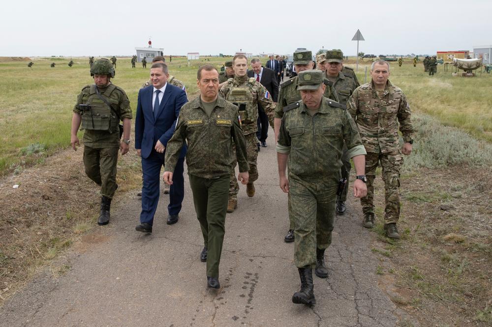 Dmitri Medvedev (au centre) marche entouré d’officiers de l’armée russe lors d’une visite d’un terrain d’entraînement militaire, dans la région de Volgograd, en Russie, le 1er juin 2023. - EKATERINA SHTUKINA / AP