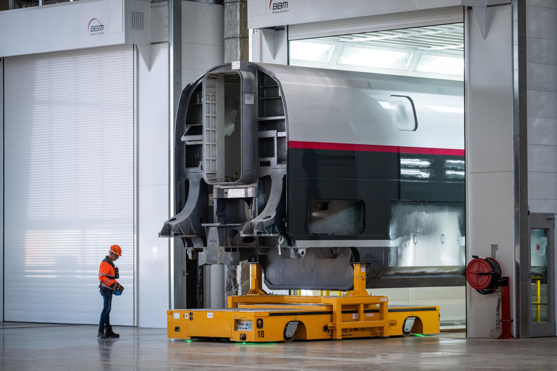Un wagon de TGV rénové sort de la chaîne de montage, à Bischheim (Bas-Rhin), le 26 mai 2023.