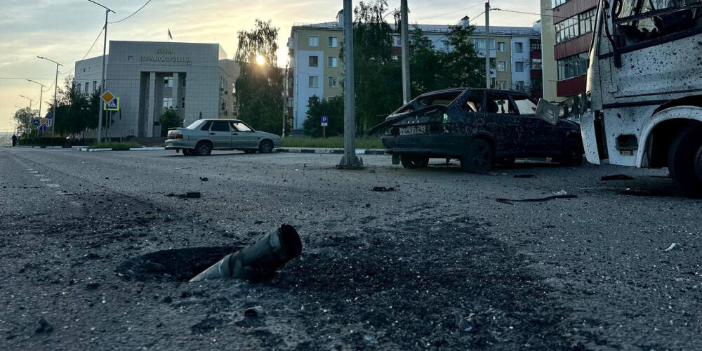 Cette image montre une douille de munitions dans une rue endommagée de la ville de Chebekino
, dans l’oblast de Belgorod, le 31 mai 2023. 