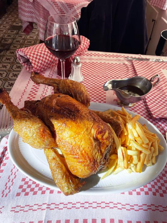 Domingo de pollo, en el restaurante La Fontaine de Mars, Paris 7th.