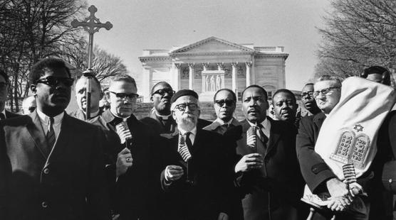 De izquierda a derecha, el obispo James Shannon, el rabino Abraham Heschel, el Dr. Martin Luther King y el rabino Maurice Eisendrath visitan la Tumba del Soldado Desconocido en el cementerio de Arlington, EE. UU., 6 de febrero de 1968.
