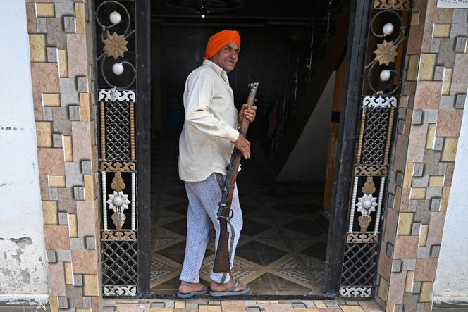 Murali Lal Sharma, fermier hindú de Jammu, la región sur de Cachemira, es miembro de una milicia de autodefensa contra los separatistas musulmanes detenidos por las autoridades.  A Dhangri, 26 de febrero de 2023. 