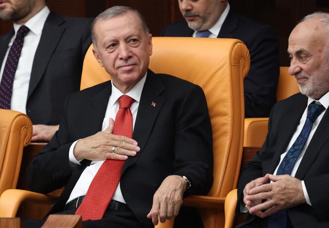 El presidente turco, Recep Tayyip Erdogan, asiste a la ceremonia de juramento de los diputados de la 28.ª legislatura en la Gran Asamblea Nacional de Turquía en Ankara, Turquía, el 2 de junio.  Prestó juramento para su tercer mandato el sábado 3 de junio. 