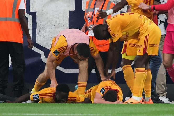 Lucas Buades (centro) se encontró en el suelo tras ser golpeado por un intruso durante el partido Burdeos-Rodez el 2 de junio de 2023. 