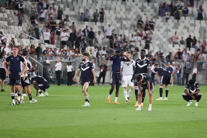 Les joueurs de Bordeaux after the referee's decision to stop the Ligue 2 match between Girondins de Bordeaux and Rodez, at the Matmut Atlantique stadium, in Bordeaux on June 2, 2023. 