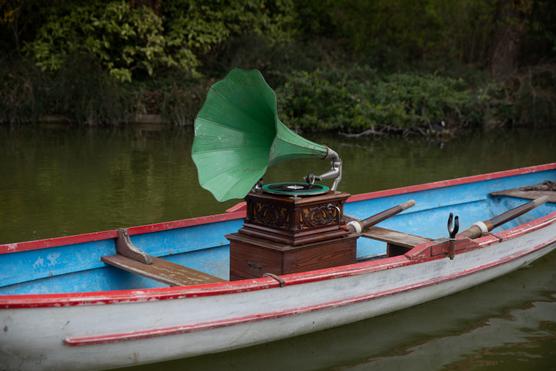 Los gramófonos tocan melodías de artistas legendarios de principios del siglo XX.