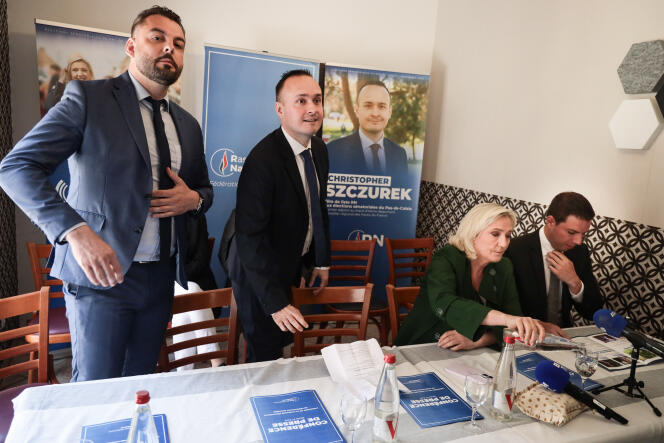 Christopher Szczurek, Marine Le Pen, el concejal departamental Ludovic Pajot (derecha) y el diputado Emmanuel Blairy (izquierda), en Saint-Pol-sur-Ternoise (Pas-de-Calais), el 1 de junio de 2023. 