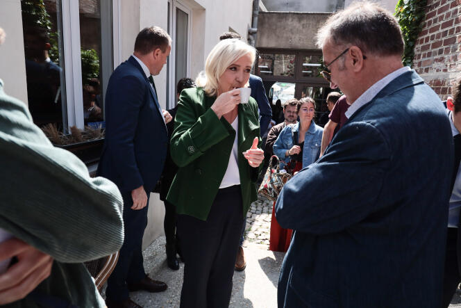 Marine Le Pen acompaña el lanzamiento de la campaña senatorial de Christopher Szczurek, candidato en Pas-de-Calais, en Saint-Pol-sur-Ternoise, el 1 de junio de 2023. 