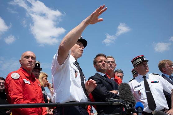 Emmanuel Macron visita la Seguridad Civil en la base aérea de Nîmes-Garons, en el Gard, el 2 de junio de 2023.