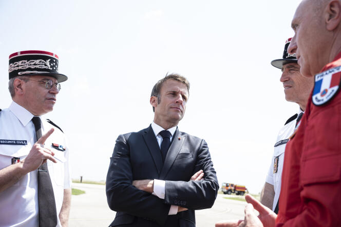 Emmanuel Macron, en déplacement sur la base aérienne de la sécurité civile de Nîmes, le 2 juin 2023.  