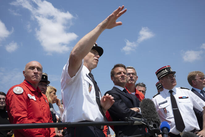 Emmanuel Macron visita la Seguridad Civil en la base aérea de Nîmes-Garons, en el Gard, el 2 de junio de 2023.