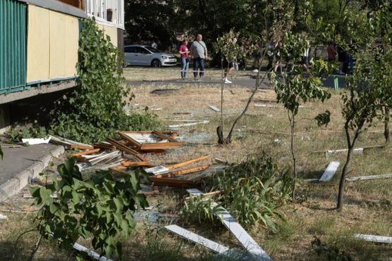 Ventanas y balcones de edificios que cubrían un policlínico fueron destruidos por la explosión de un proyectil ruso lanzado sobre la capital la noche anterior. En kiev, 1 de junio de 2023.