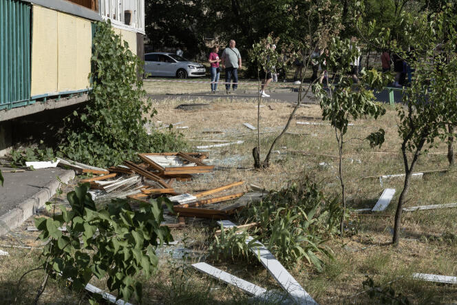 Ventanas y balcones de edificios que cubrían un policlínico fueron destruidos por la explosión de un proyectil ruso lanzado sobre la capital la noche anterior.  En kiev, el 1 de junio de 2023.
