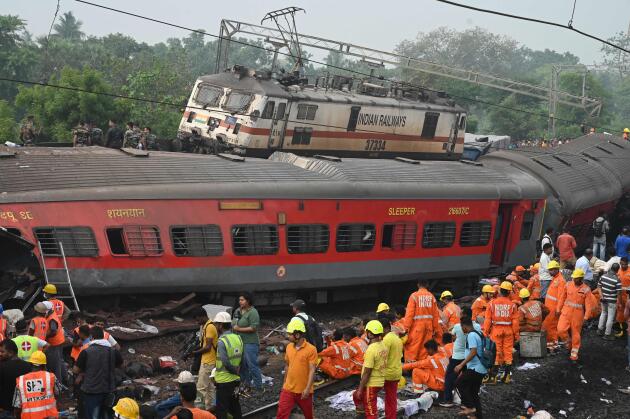 Intervención de socorristas y médicos en el lugar del accidente de tres trenes, en India, el 3 de junio de 2023.