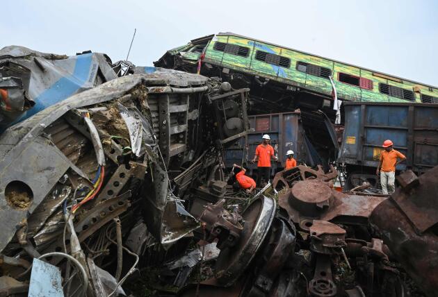 Intervention des secouristes sur le site de la collision de trois trains, dans le district de Balasore, dans l’Etat d’Odisha, le 3 juin 2023.