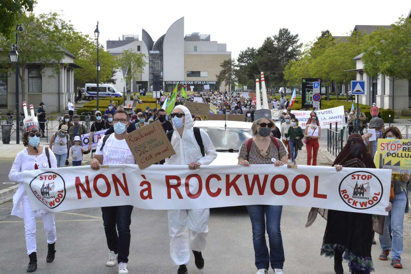 Dans l’Aisne, 1 500 personnes manifestent contre l’implantation d’une usine Rockwool