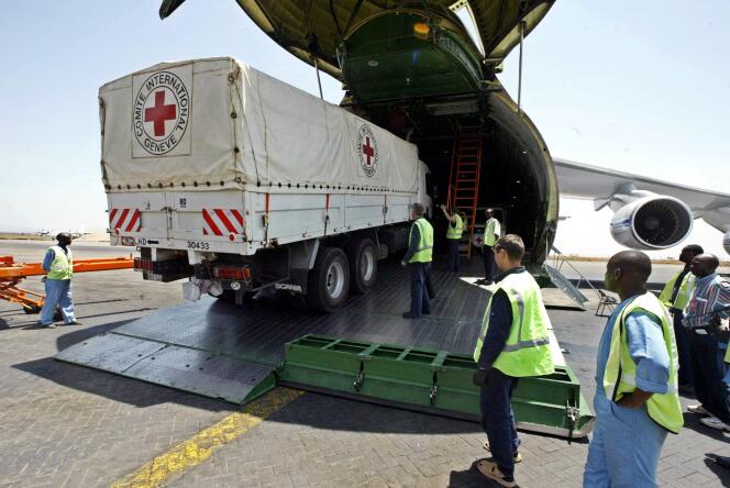 An International Committee of the Red Cross truck is loaded onto an Antonov 124-100 aircraft at Jomo Kenyatta International Airport, Nairobi, August 26, 2004.