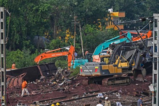 Koparki pracują w miejscu zderzenia trzech pociągów w pobliżu Balasore we wschodnich Indiach, w stanie Odisha, 4 czerwca 2023 r.