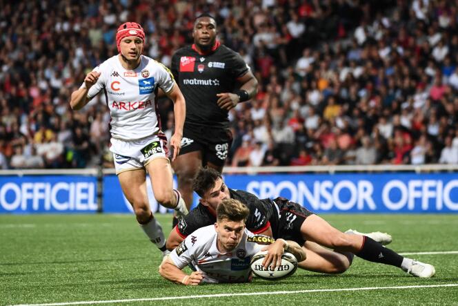 Bordeaux opener Matthieu Jalibert scored a try for his team, during the Top 14 barrage against Lyon, in Gerland, June 4, 2023.