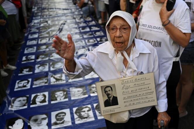 Adelina Lara Molina, integrante de las Madres de Plaza de Mayo, frente a los retratos de las víctimas de la dictadura militar argentina cuarenta y siete años después del golpe de Estado, Plaza de Mayo, Buenos Aires, 24 de marzo de 2023.