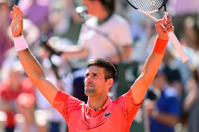 Novak Djokovic salue le court Philippe-Chatrier après sa victoire en huitièmes de finale face au Péruvien Juan Pablo Varillas, le dimanche 4 juin 2023.