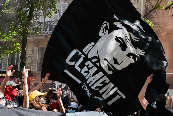 Portrait de Clément Méric, sur un drapeau, lors d’une manifestation, à Paris, le 4 juin 2023. Dix ans après la mort du militant antifasciste Clément Méric en 2013 à la suite d’une agression de skinheads.