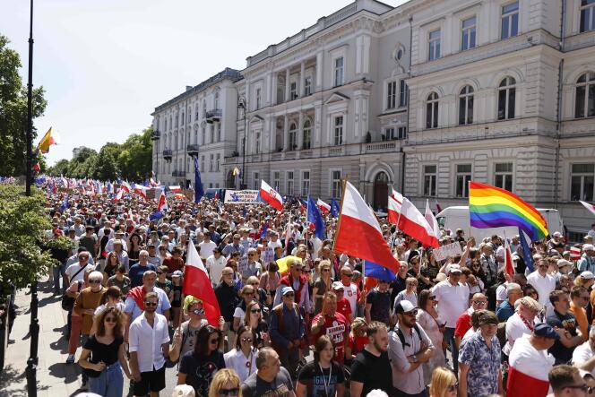 En Pologne, un demi-million de personnes manifestent à Varsovie contre le  gouvernement nationaliste