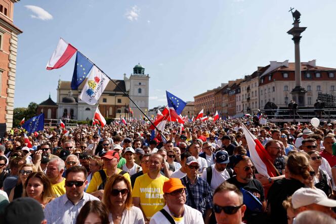 Zjeżdżający się z całej Polski demonstranci odpowiedzieli na apel lidera centrowej opozycji (PO), Donalda Tuska, byłego przewodniczącego Rady Europejskiej.