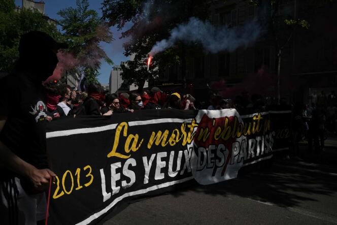 Banderole citant les mots d’Aragon « La mort n’éblouit pas les yeux des partisans » lors d’une manifestation organisée en mémoire de Clément Méric, à Paris, le 4 juin 2023. 