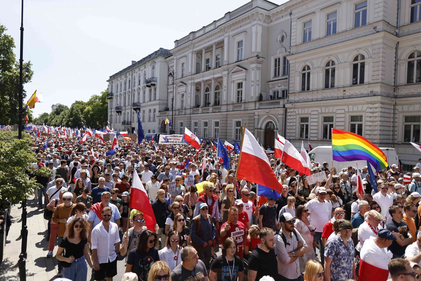 Pologne : un demi-million de personnes manifestent à Varsovie contre le gouvernement nationaliste