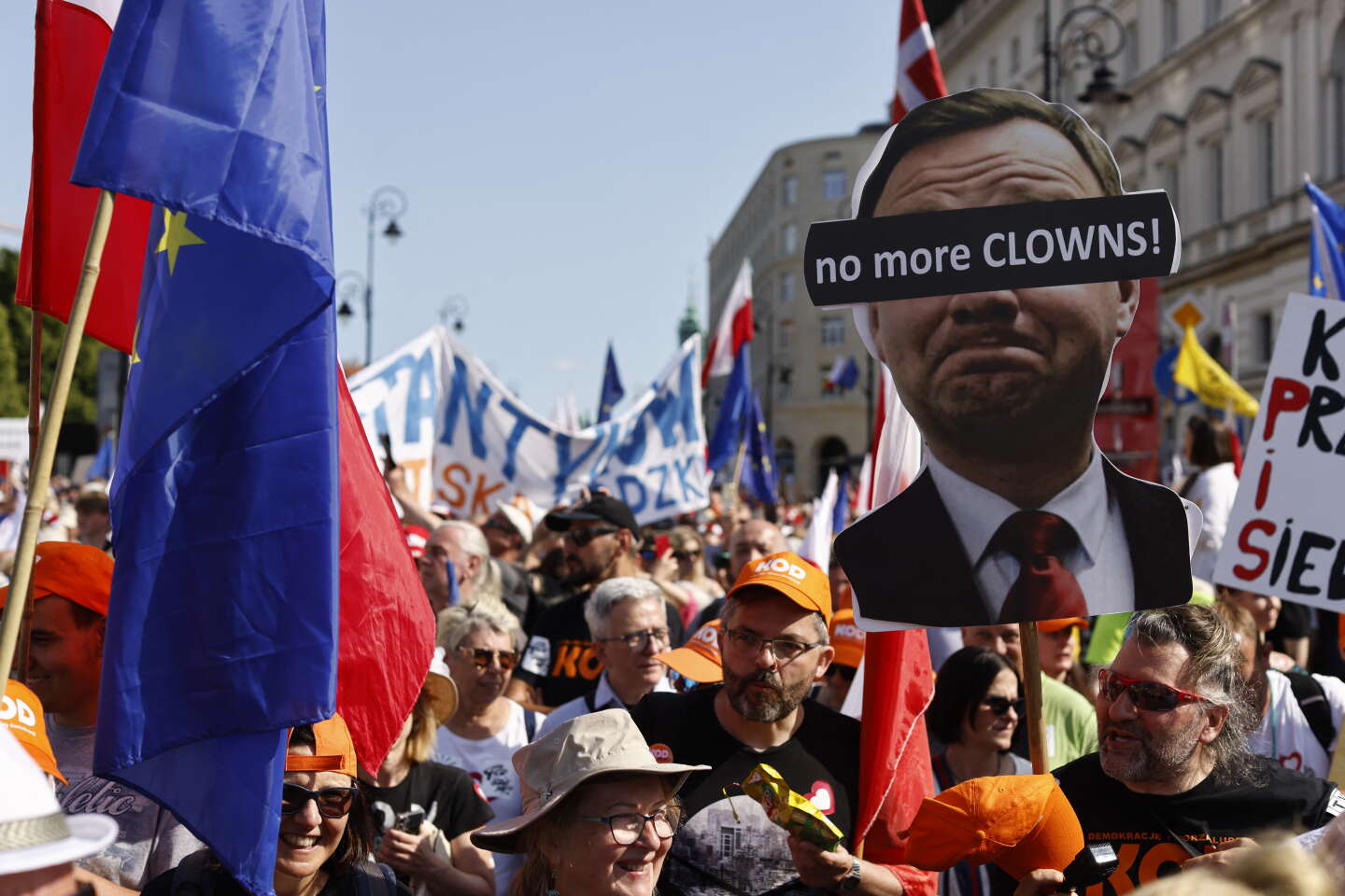 在波兰，反对派在华沙聚集了 50 万示威者反对保守派政府