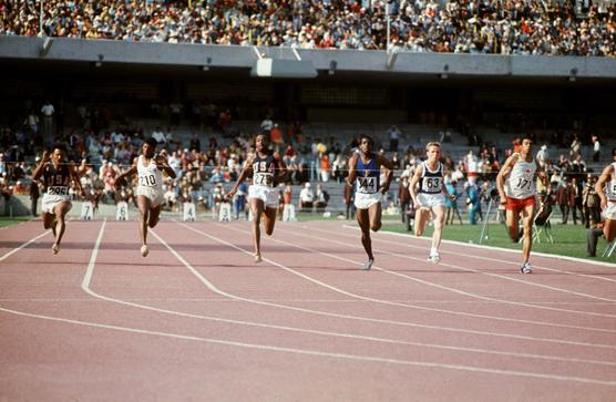 El atleta estadounidense Jim Hines (tercero desde la izquierda) se clasificó para la final de los 100 metros masculinos en los Juegos Olímpicos de la Ciudad de México el 13 de octubre de 1968.