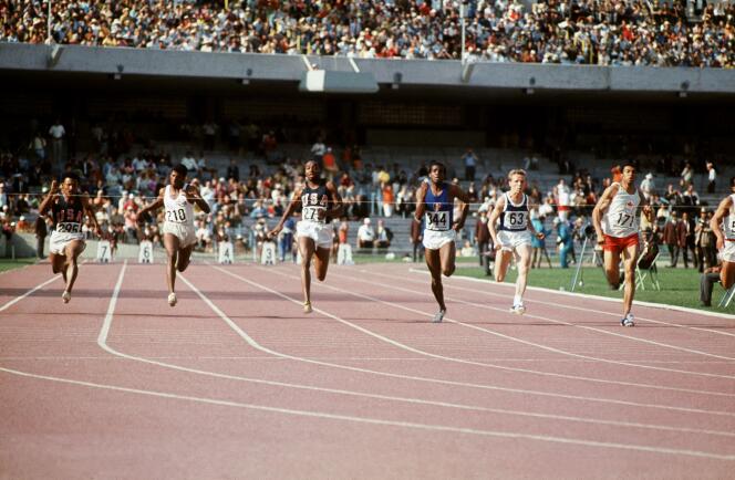 El atleta estadounidense Jim Hines (tercero desde la izquierda) se clasificó para la final de los 100 metros masculinos en los Juegos Olímpicos de la Ciudad de México el 13 de octubre de 1968. 