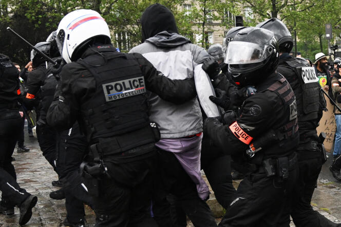 Des membres de la BRAV-M interpellent un manifestant en marge du défilé du 1ᵉʳ mai 2023, à Paris.