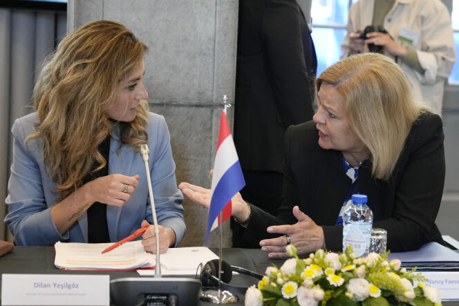 Dilan Yesilgöz, Ministro de Justicia de los Países Bajos (izquierda) habla con Nancy Faeser, Ministra del Interior de Alemania, durante una reunión de la Coalición de Países Europeos contra el Crimen Organizado, en la capitanía del puerto de Amberes, Bélgica, el 5 de junio de 2023 .  
